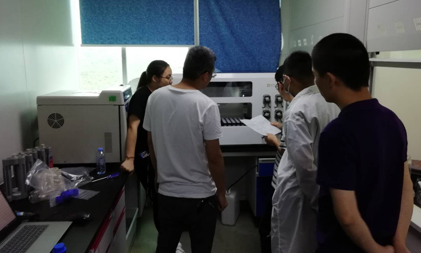 工程師現(xiàn)場耐心的進行培訓與解答實驗人員的實驗問題