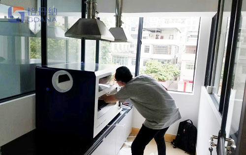 工程師進行新機安裝調試現場