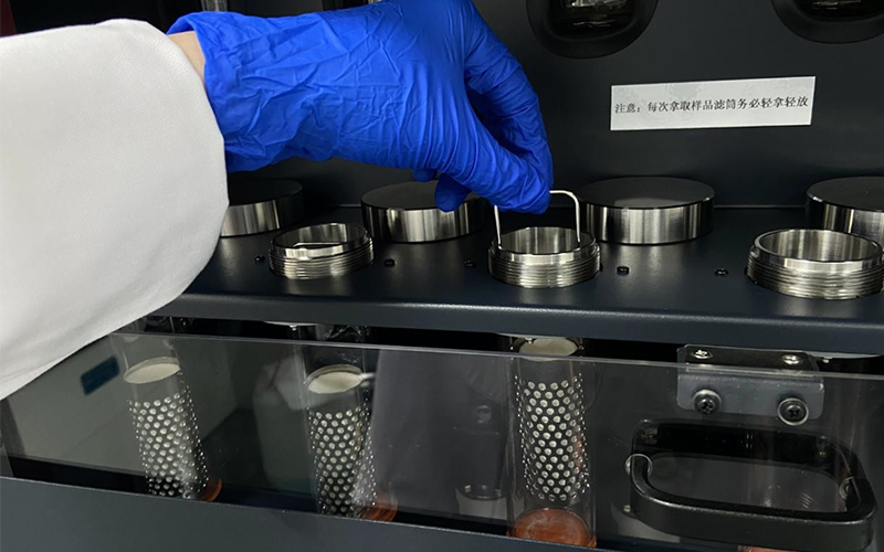 將濾紙筒放入儀器萃取室 將濾紙筒放入儀器萃取室